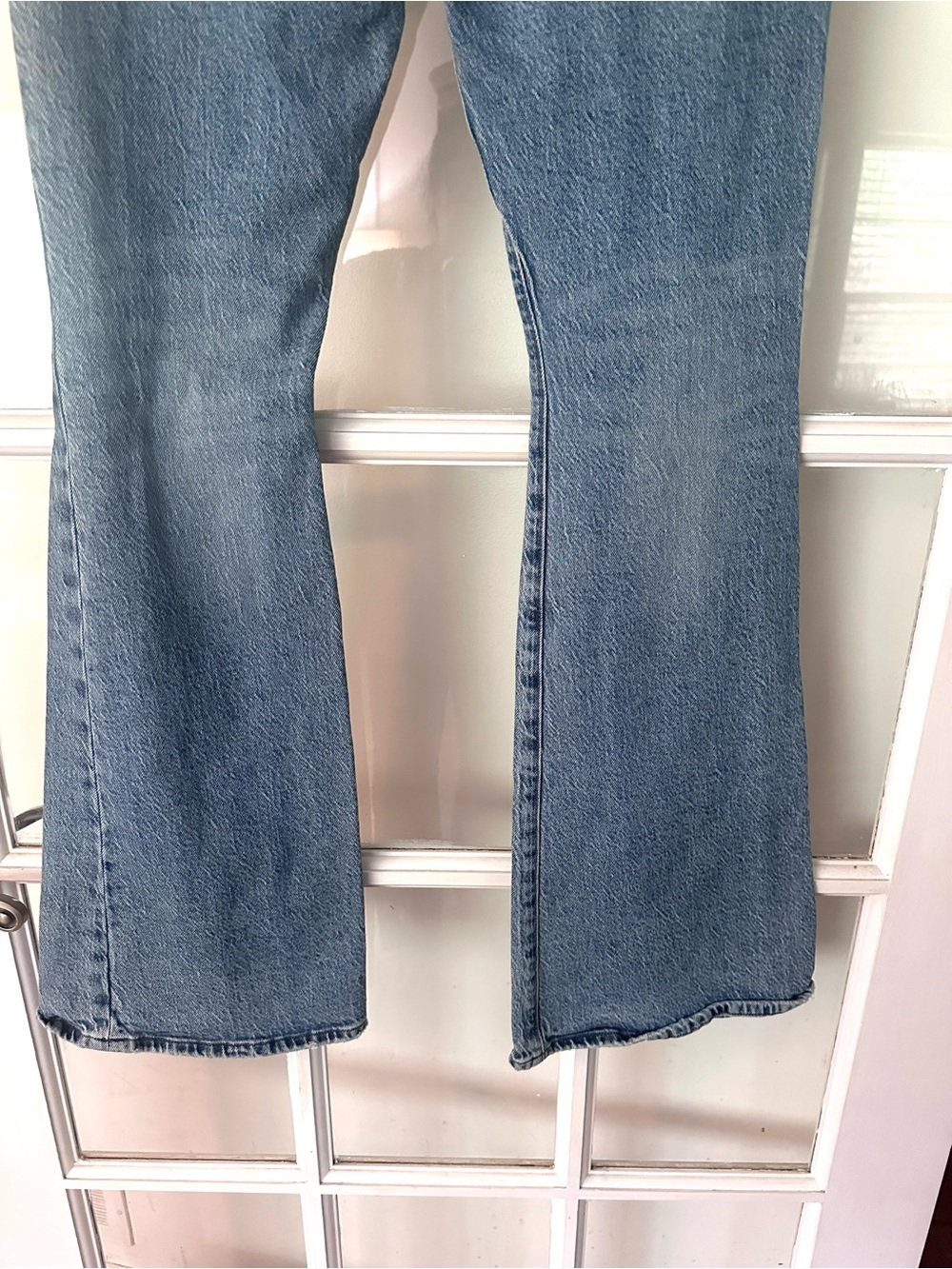 Frame Le High Flare in Crystal Beach Jeans with Subtle Distressing Size 28 - Picture 9 of 14